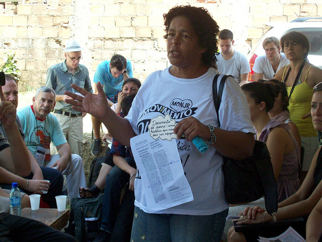 Jane Nascimento, Vila Autódromo leader at community meeting